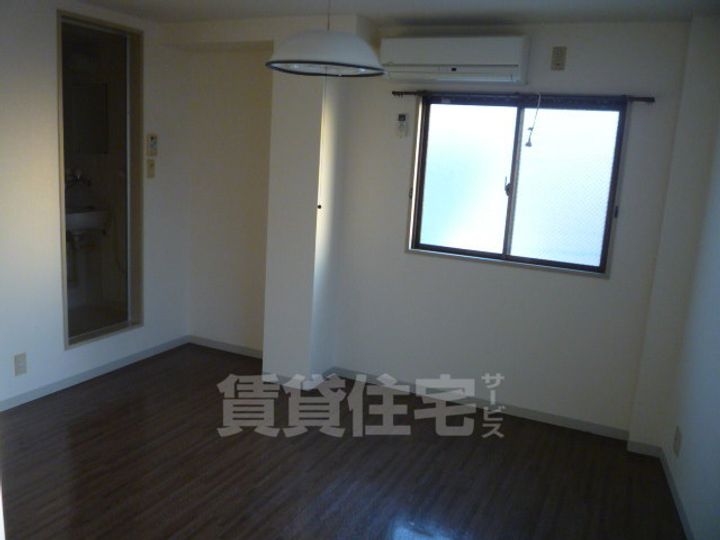 近江ビルの居間