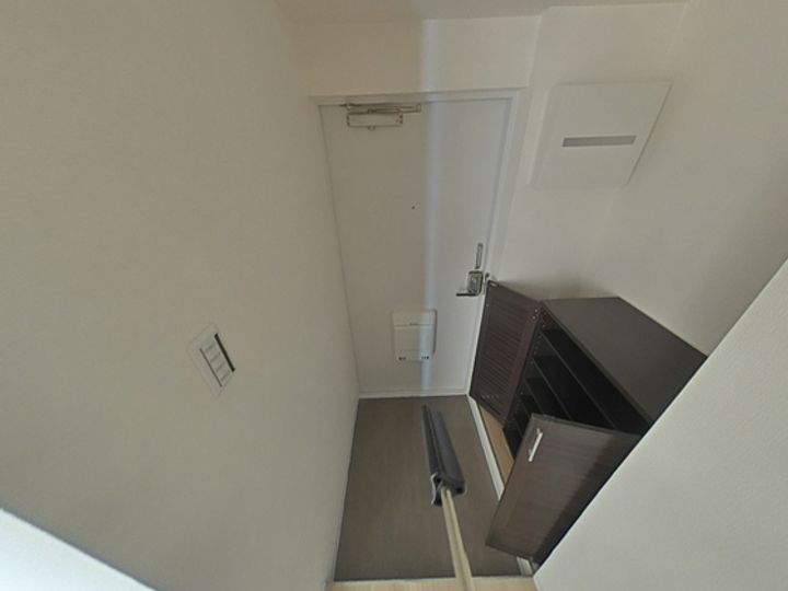 鷹野橋マンションの玄関