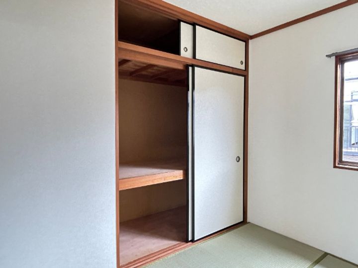 メゾン熊の前の内装