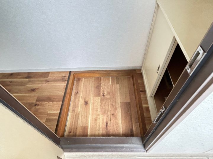 メゾン熊の前の玄関