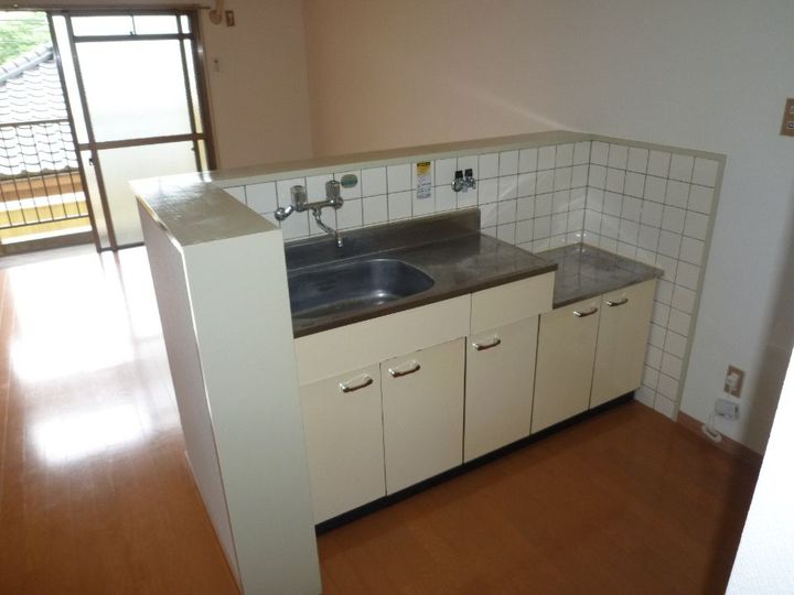 上杉第8マンション中央のキッチン