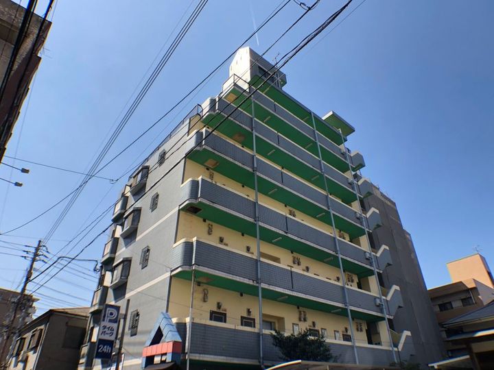 上杉第8マンション中央の外観