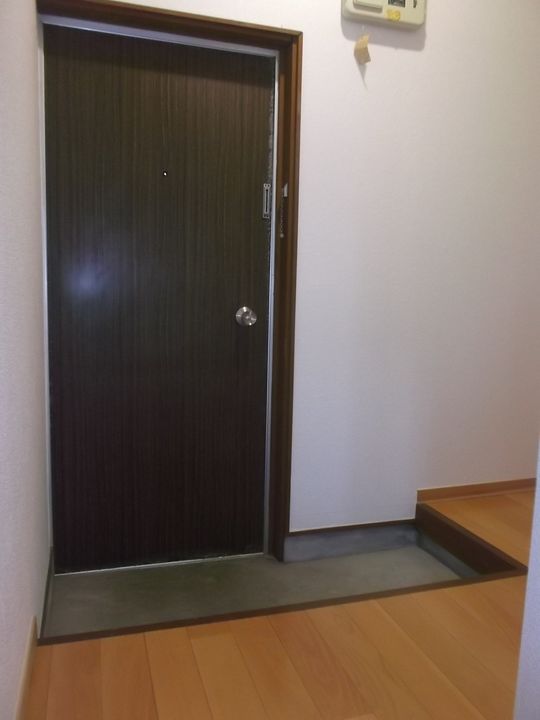 ハイツイトウの玄関