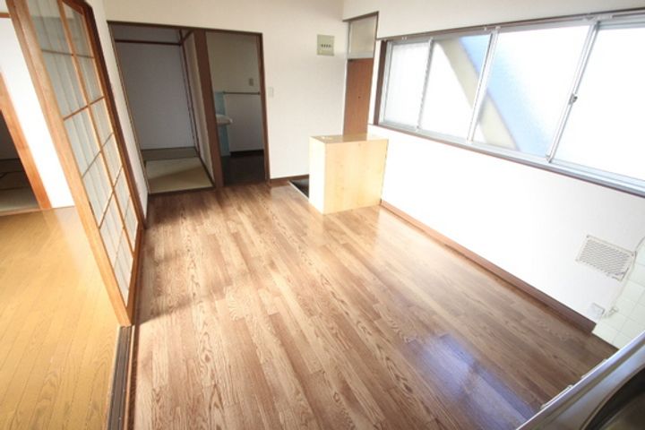 三宅第五アパートの居間