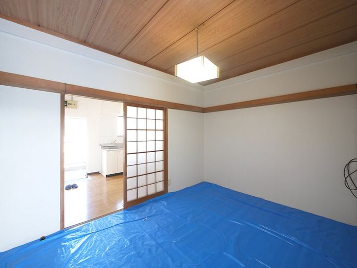 内山商店ビルの居間