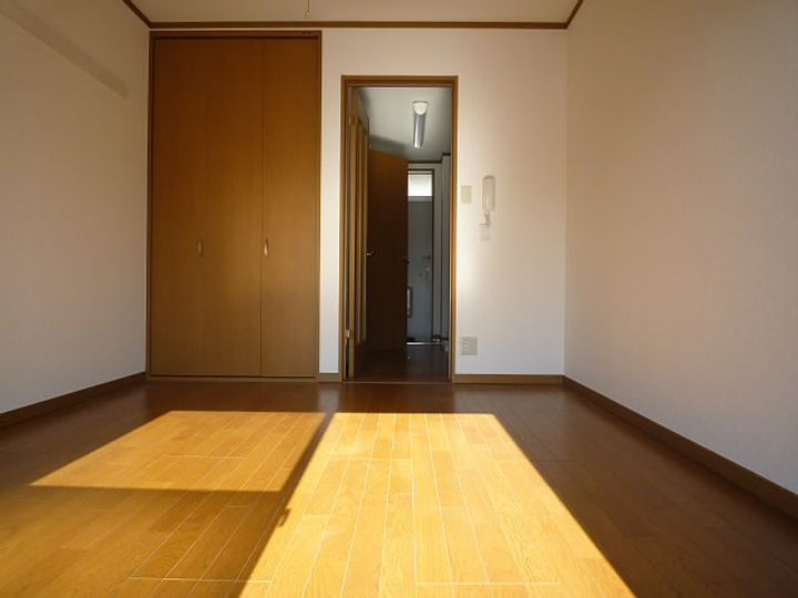 東京都調布市多摩川3の賃貸アパートの居間
