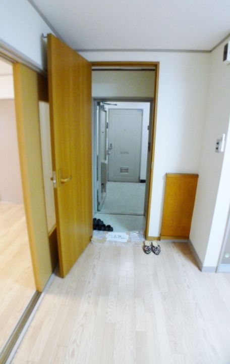 釣巻ビルの玄関