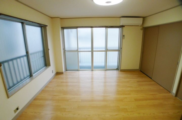 釣巻ビルの居間