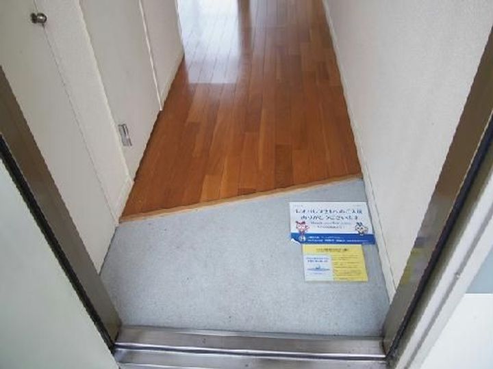 レオパレスウチダ弐番館の玄関