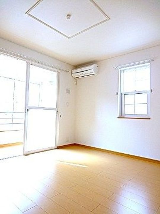 新潟県見附市学校町1(アパート)の賃貸物件の居間