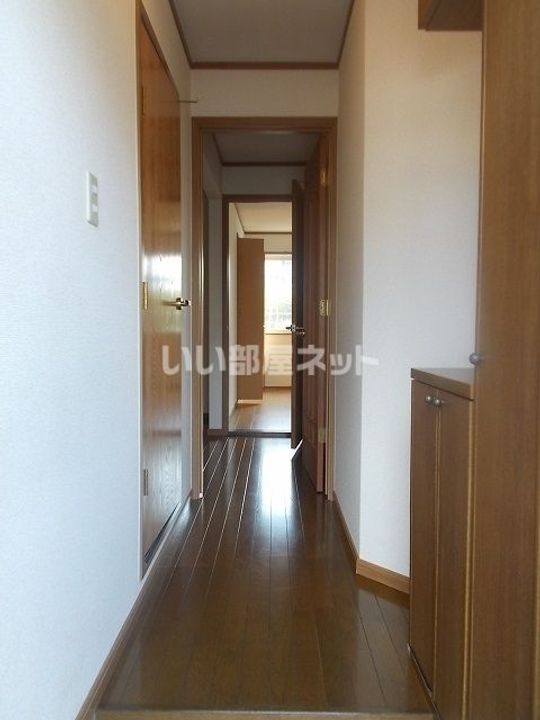 クレストールコハクBの玄関