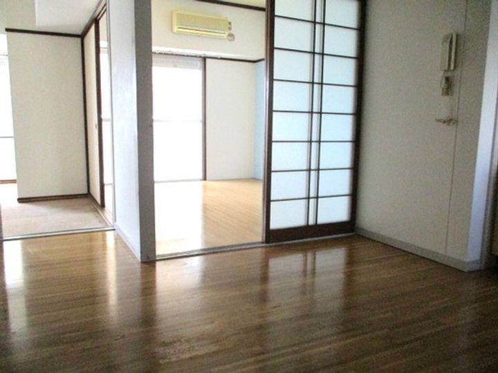 第1吉岡ビルの居間