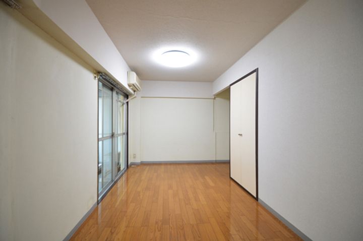 ももやビルの居間