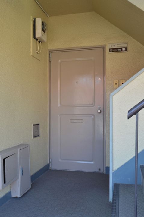 ももやビルの玄関