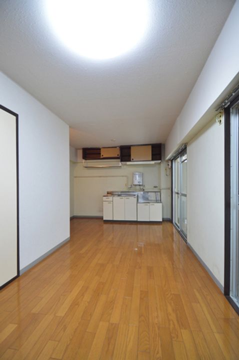 ももやビルの居間