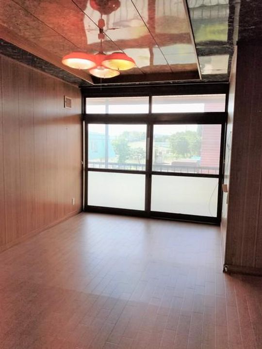 山本マンションの居間