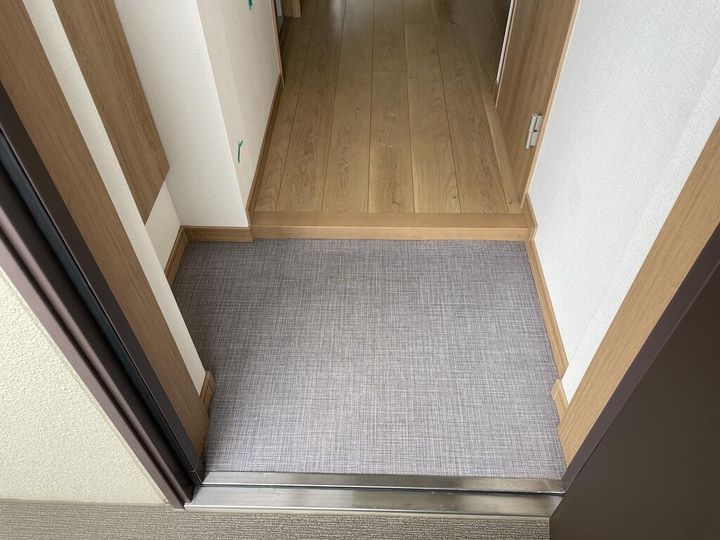 ルミナス荒井西の玄関