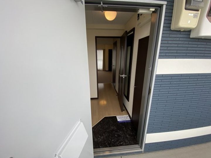 レオネクスト松の本の玄関