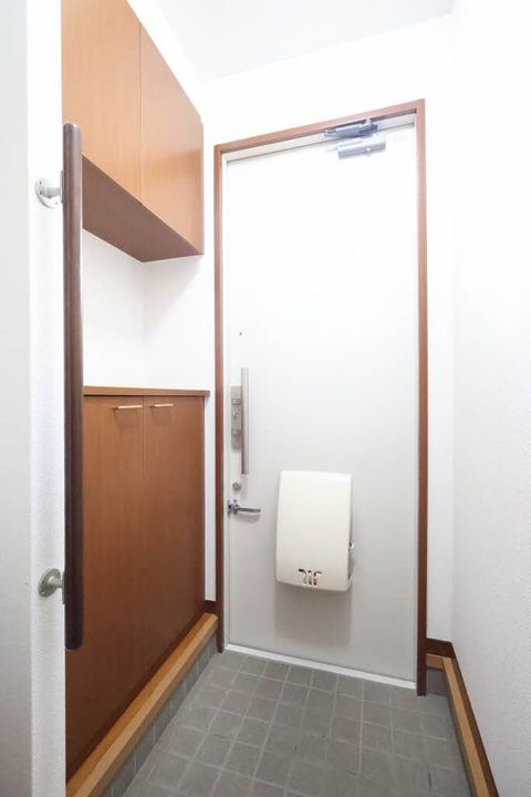 ヴェルデメゾンさだいわ D棟の玄関