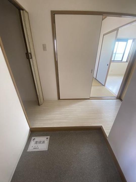 大阪府寝屋川市新家1(マンション)の賃貸物件の玄関