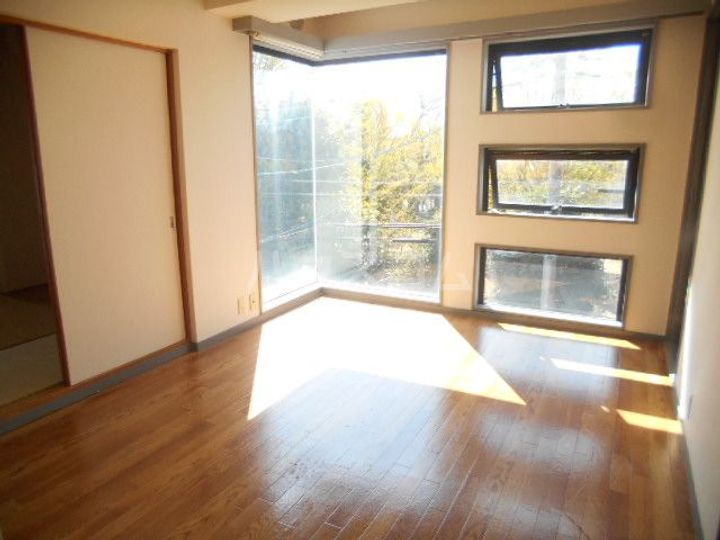 第6田代ビルの居間