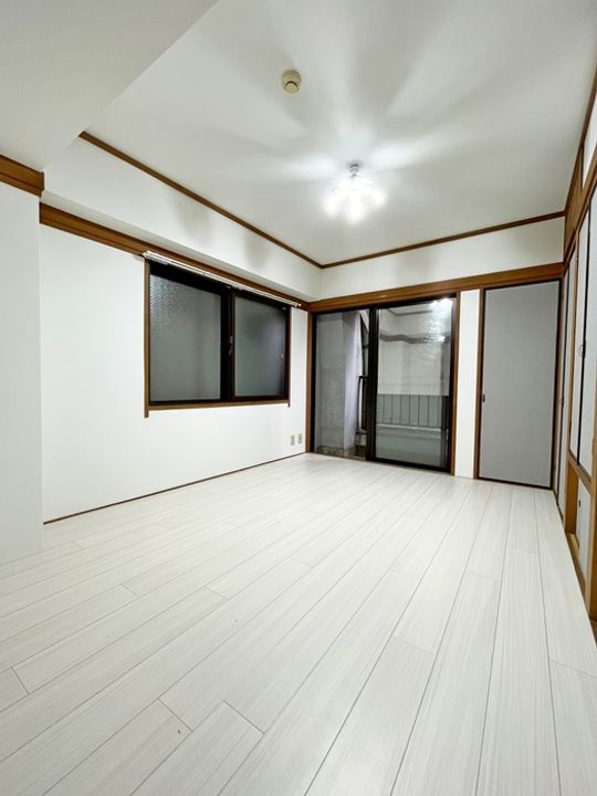 酒巻ビルの居間