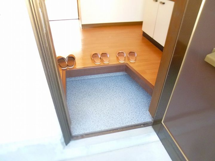 スカイヒルズ青山 Aの玄関