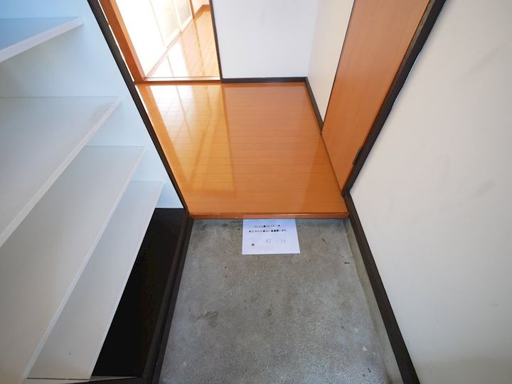 森山ハイツの玄関