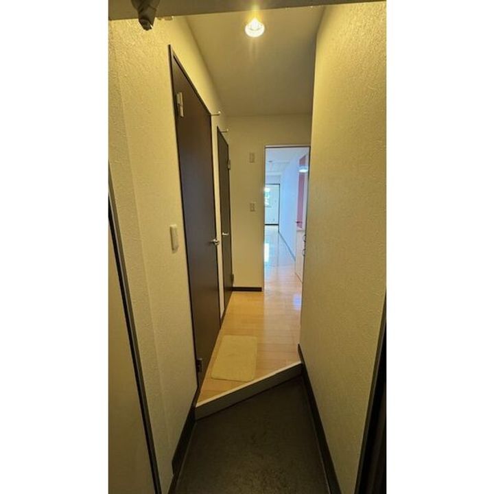 フォルム八軒の玄関