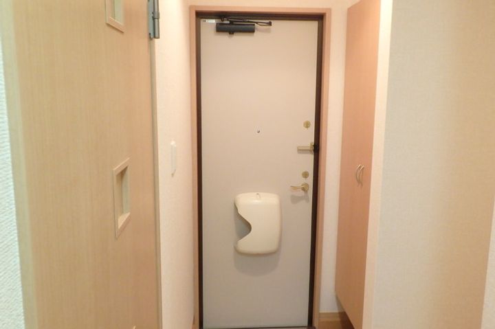 金ヶ崎町西根北荒巻【セジュールルーエ I】築19年の玄関