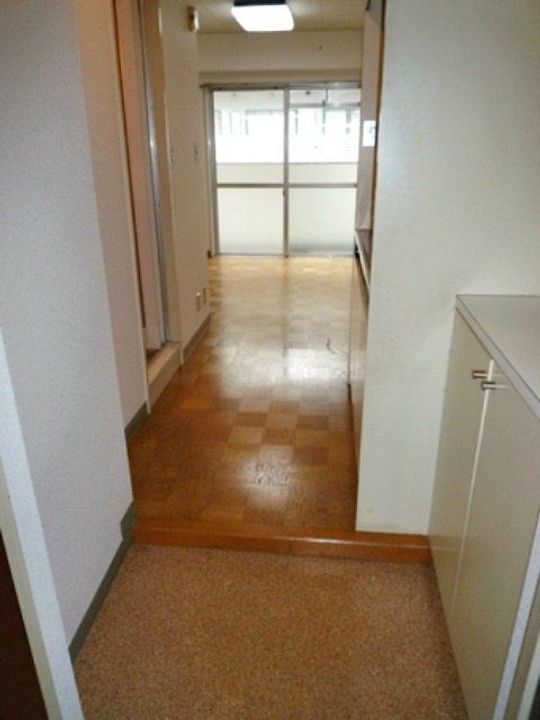 長秀ビルの玄関