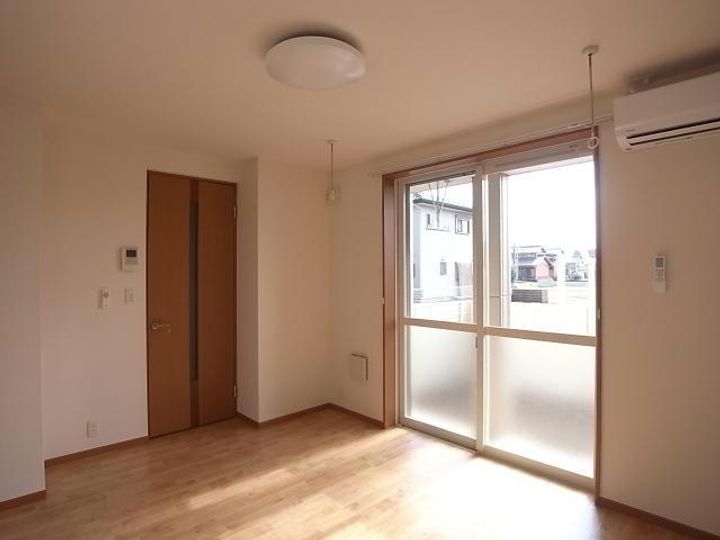 岐阜県岐阜市芋島1(アパート)の賃貸物件の居間