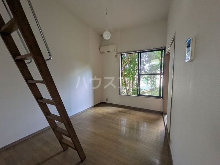 アトップ16の居間