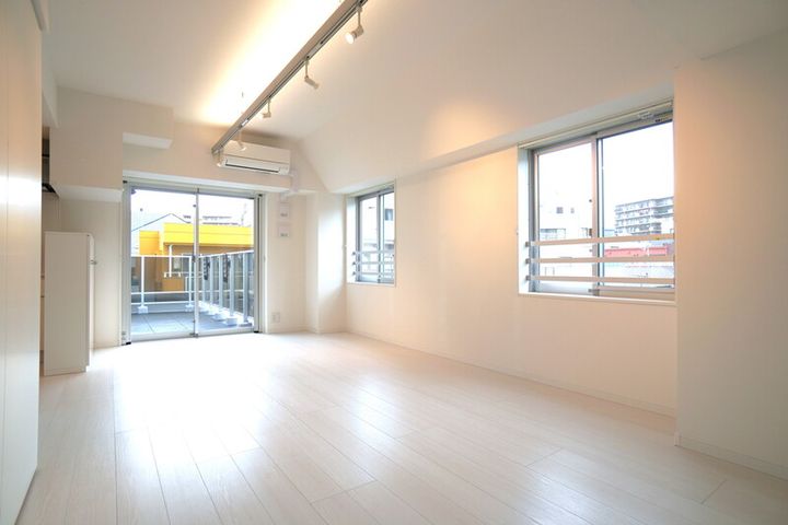 東京都新宿区新小川町の賃貸マンションの居間