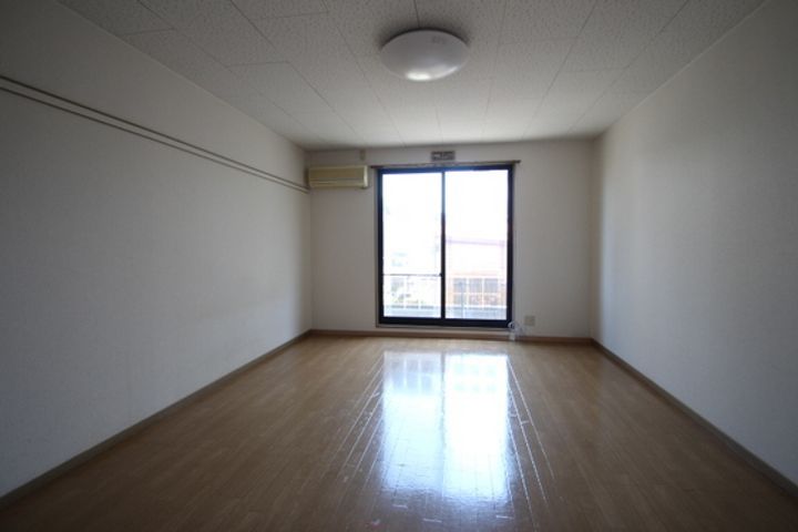 エステート西市の居間