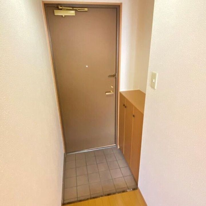 大阪府大東市南津の辺町(マンション)の賃貸物件の玄関