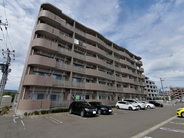 プレッサ泉中央の外観