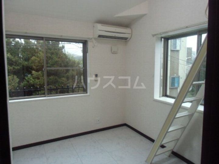 ヒルズ県立大学の居間