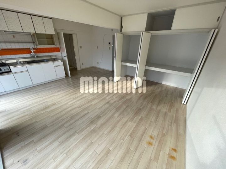 コモドカーサ朝日の居間