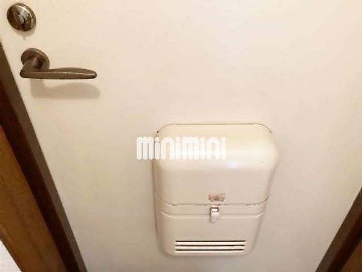 小林ビルの玄関