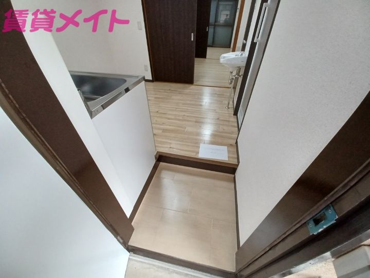 岡電荘の玄関