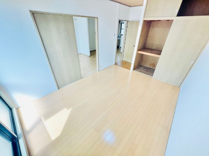 シャトルユタカの居間