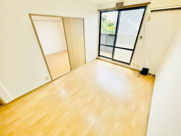 シャトルユタカの居間