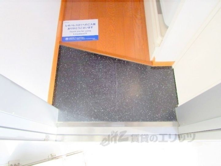 レオパレス西七条の玄関