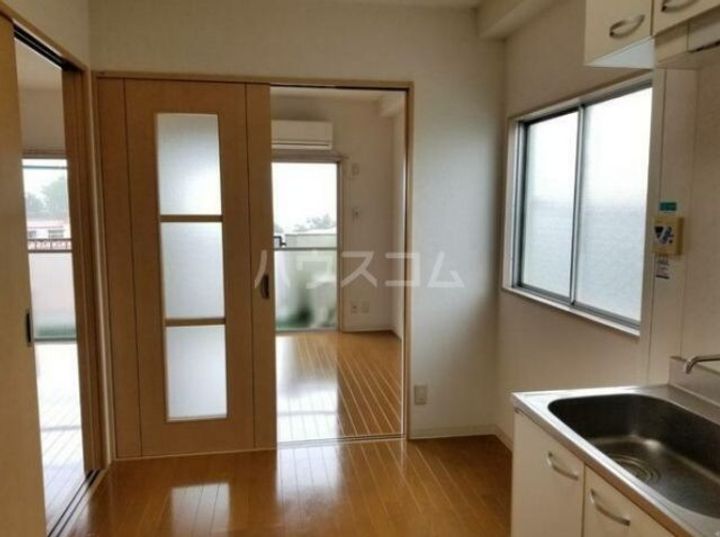 宇佐見マンションの居間