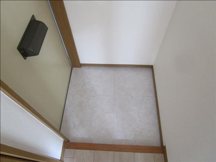 三晃荘B棟の玄関