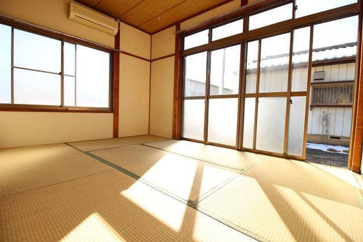 塚越アパートの居間