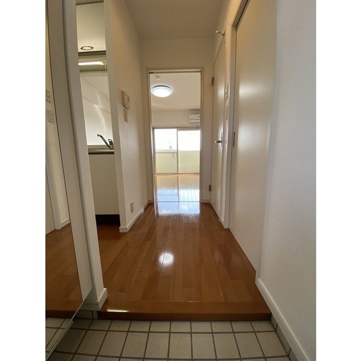 プラウド新生の玄関