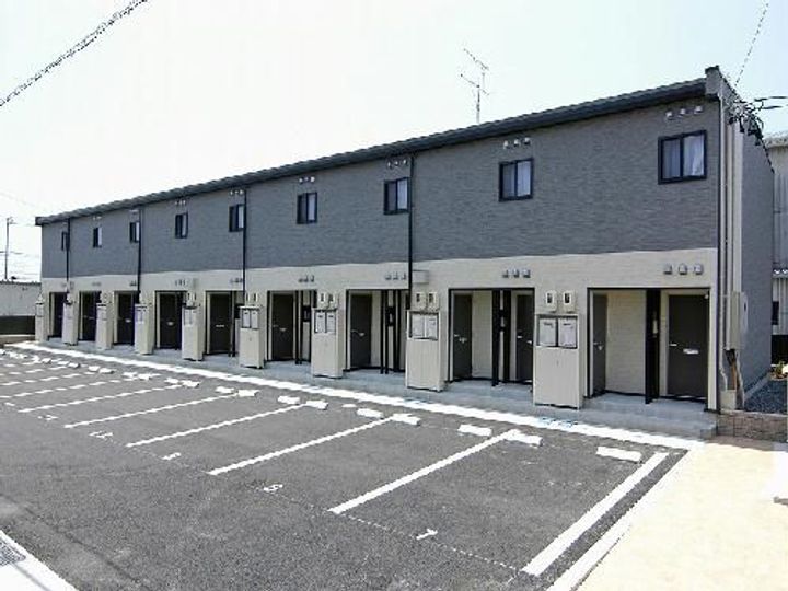 レオパレスセレッソ静波の外観