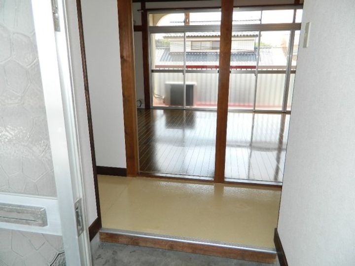 フラワーマンションの玄関